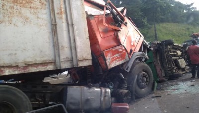 Côte d'Ivoire: Yopougon, terrible embouteillage causé par un accident impliquant plusieurs véhicules, des blessés graves