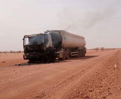 Burkina Faso : Un camion-citerne intercepté et incendié par des individus armés