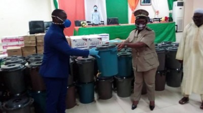 Côte d'Ivoire : Coronavirus, remettant des kits sanitaires dans le Haut Sassandra,  le préfet, «...les villages ne sont pas à l'abri du virus »