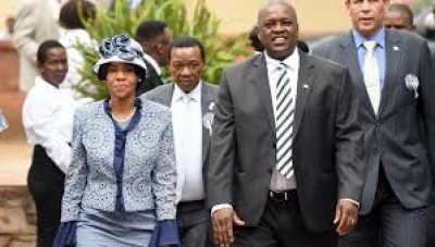 Botswana : Testé négatif au Covid-19, le Président Mokgweetsi Masisi sort de sa  quarantaine