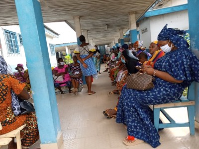 Côte d'Ivoire : Abobo, les conditions réunies pour la propagation du COVID-19 à l'Hôpital général Abobo Sud, les malades entassés sur les bancs dans l'espoir d'être reçus