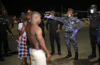 Côte d‘Ivoire : Deux semaines après sa mise en œuvre, des personnes continuent de violer le couvre-feu