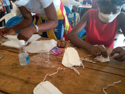 Cameroun : Covid-19, face à la demande croissante, des jeunes formés à la fabrication des masques hygiéniques de protection