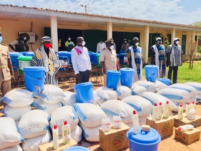 Côte d'Ivoire : Dianra, pour lutter contre le COVID-19 « ennemi du coton et de l'anacarde, »  des kits offerts à la population