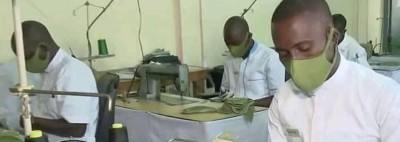Côte d'Ivoire : Fabrication de masques alternatifs contre le Coronavirus, les machines à coudre de l'armée tournent à plein régime