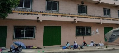 Côte d'Ivoire : COVID-19, des mendiants exercent toujours leurs activités aux abords des mosquées malgré leur fermeture