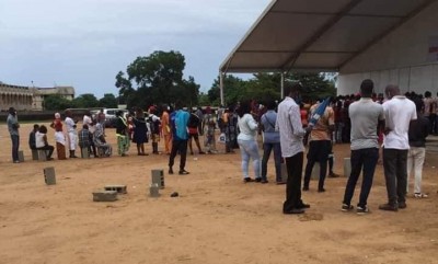 Côte d'Ivoire : Après l'ouverture du centre, à Yopougon, de longs rangs  pour se faire dépister au Covid-19