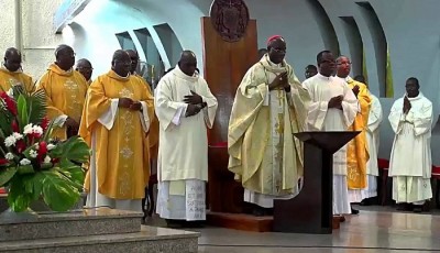 Côte d'Ivoire :  Eglise catholique, les célébrations eucharistiques dominicales et quotidiennes avec la participation d'un nombre de fidèles n'excédant pas 200 personnes débutent ce dimanche 17 mai