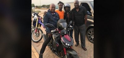 Ghana :  Sortie de Mahama à moto