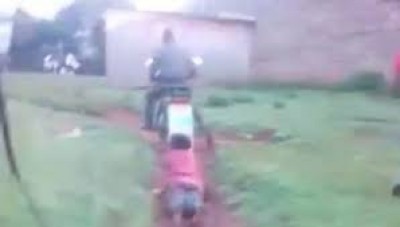 Kenya : Trois policiers arrêtés pour avoir traîné une femme à l'arrière d'une moto