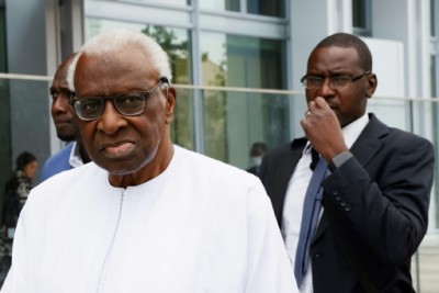 Sénégal : Jugé à Paris pour corruption, Lamine Diack charge son fils et le traite de voyou