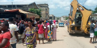 Côte d'Ivoire : A Yopougon, la destruction des commerces au centre de tensions, une conseillère municipale aux prises avec des agents de la mairie