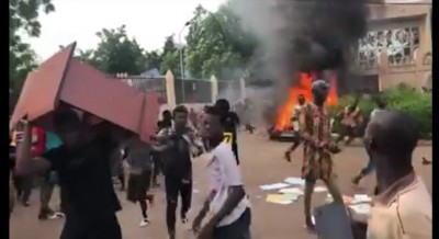 Mali :  L'Assemblée nationale saccagée, la télévision nationale occupée par des manifestants