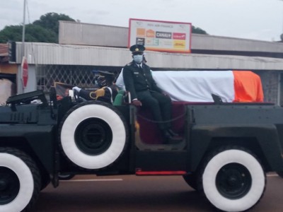 Côte d'Ivoire : Korhogo, la dépouille de Gon accueillie par une foule nombreuse, des femmes en pleurs