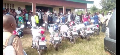 Côte d'Ivoire : A Bangolo, des leaders de jeunesses et une école de tables- bancs reçoivent un appui d'un de leurs cadres