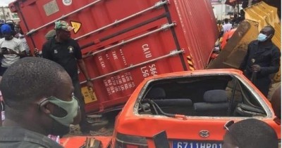 Côte d'Ivoire : Drame, à Adjamé, un conteneur s'écroule sur deux taxis sur le boulevard Nangui Abrogoua