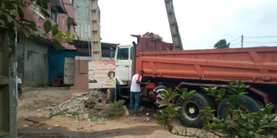 Côte d'Ivoire : À Yopougon, somnolant au volant, le chauffeur de poids lourd rentre dans un poteau électrique