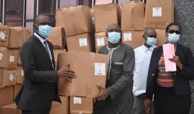 Côte d'Ivoire :  Le gouvernement offre 523.500 masques de protection réutilisables aux transporteurs qui prennent l'engagement de faire baisser immédiatement, les tarifs en hausse ces derniers jours