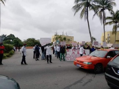 Côte d'Ivoire : Après plusieurs mois impayés, des employés du Golf hôtel manifestent et appellent Ouattara au secours
