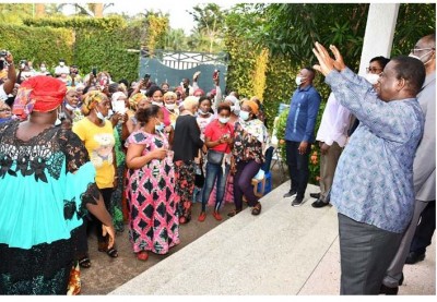 Côte d'Ivoire : Rumeurs d'arrestation de Bédié, les femmes de son parti se constituent en bouclier humain devant sa résidence