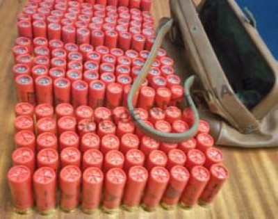 Côte d'Ivoire : À la vue de la police, une dame  à l'arrière d'une moto abandonne un sac contenant des cartouches de fusil