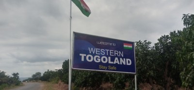 Ghana :  Apparition et démolition de panneaux d'accueil du Togoland à l'Est