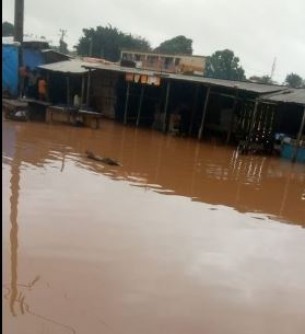 Côte d'Ivoire : Duékoué,  des pluies  diluviennes  provoquent la crue de la rivière sacrée le Guémon, de nombreux dégâts matériels signalés