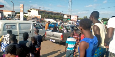 Côte d'Ivoire : À Yopougon, dans un taxi, ils essaient d'arracher le sac à main d'une dame et manquent de peu un lynchage