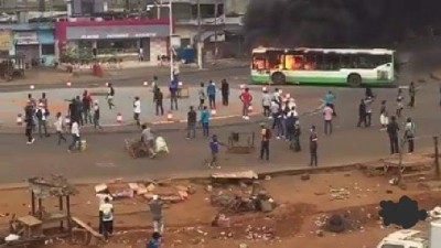 Côte d'Ivoire : Les casseurs en action à Yopougon, un bus incendié