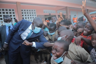 Côte d'Ivoire : Port-Bouët, le ministre Cissé fait don d'une école primaire de six classes entièrement équipées aux élèves du village d'Adjahui-Coubè au nom de Ouattara
