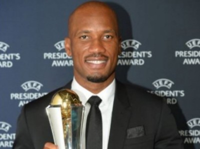 Côte d'Ivoire : Didier Drogba reçoit le prix du président de l'UEFA Aleksander Čeferin
