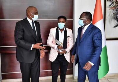 Côte d'Ivoire : Athlétisme, le sprinteur Arthur Gué Cissé présente le trophée de sa récente victoire au Premier Ministre Hamed Bakayoko