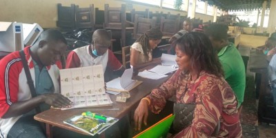 Côte d'Ivoire : Election présidentielle, distribution des cartes d'électeurs, à Yopougon, affluence dans certains bureaux, refus de communiquer avec la presse dans d'autres