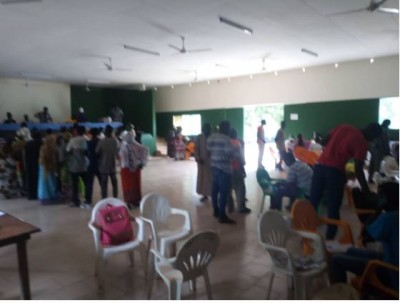 Côte d'Ivoire : Face aux menaces à Issia, les agents de la CEI regroupés dans un lieu  unique pour la distribution des cartes d'électeurs