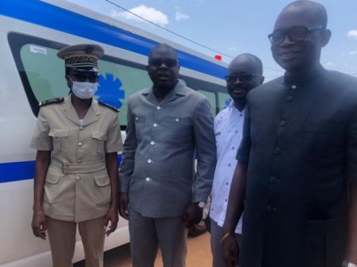 Côte d'Ivoire : Le Ministre Amédé  Kouakou vient au secours des populations de Djangokro en leur offrant une ambulance