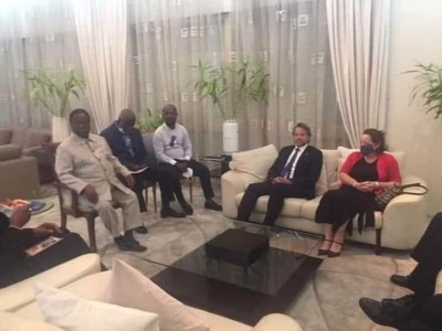 Côte d'Ivoire : Alors que l'infox fait cas de son possible transfèrement à Korhogo, Bédié à son domicile de Cocody reçoit les ambassadeurs  de l'UE, la Grande-Bretagne, la France et des USA