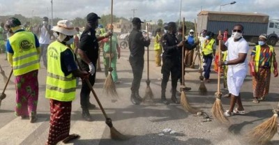 Côte d'Ivoire : Après un bien bref orage, Yamoussoukro embraie le retour à la normale d'Abidjan, police et habitants côte à côte pour le nettoyage des rues