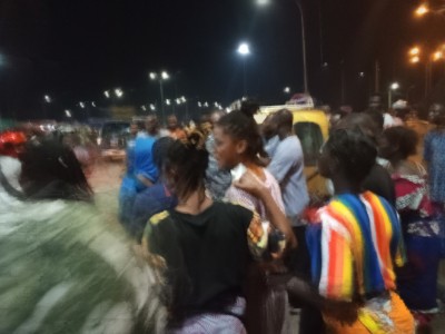 Côte d'Ivoire : Incivisme,  un individu saisi un élément de la police aux collets au feu de la mairie d'Abobo