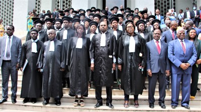 Côte d'Ivoire : 53 nouveaux greffiers dont 5 administrateurs, 14 attachés et 34 secrétaires des services de greffe ont prêté serment