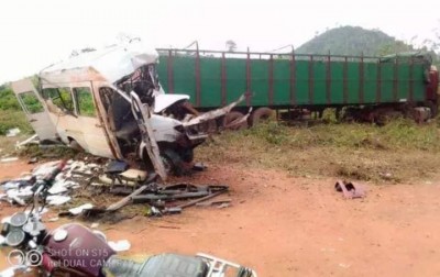Côte d'Ivoire : Logoualé, 16 morts dans un grave accident de circulation impliquant un véhicule de transport et un camion-remorque