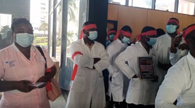 Côte d'Ivoire :   COVID-19, des agents de santé manifestent pacifiquement dans le hall de l'immeuble SCIAM pour réclamer le paiement de 9 mois de primes