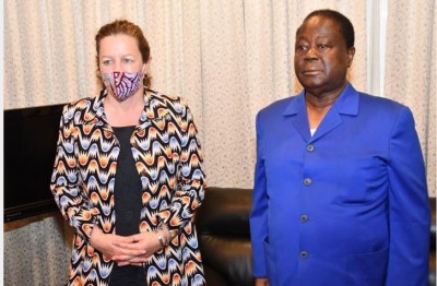Côte d'Ivoire : En fin de mission, l'ambassadrice de Grande Bretagne échange avec Bédié et déclare : « Il est bon que les politiques se parlent »