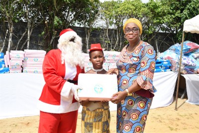 Côte d'Ivoire : Assinie, la 1ère Dame parraine un arbre de noël et fait des dons aux populations