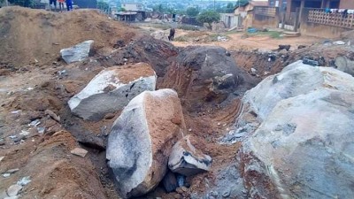 Côte d'Ivoire : Afin de voir leur rue bénéficier du bitume, des jeunes déterrent d'immenses roches à mains nues