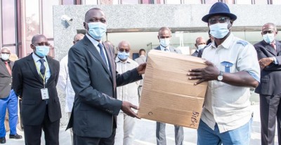 Côte d'Ivoire : Malgré les risques, des masques distribués aux usagers des Woro-woro, Gbaka et taxis compteurs qui n'en possèdent pas