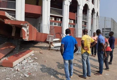Côte d'Ivoire : Un conteneur frigorifique démolit l'entrée principale du Palais des Sports de Treichville