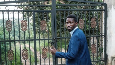 Ouganda : Toujours « bloqué », Bobi Wine porte plainte contre l'Etat pour détention arbitraire