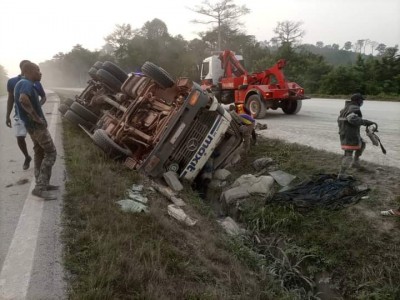Côte d'Ivoire : Un camion de transport de ciment fait une sortie de route sur l'autoroute du nord, 02 victimes