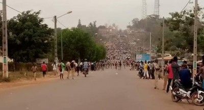 Côte d'Ivoire : Duekoué, suite au décès par accident d'un professeur, des élèves manifestent contre les transporteurs