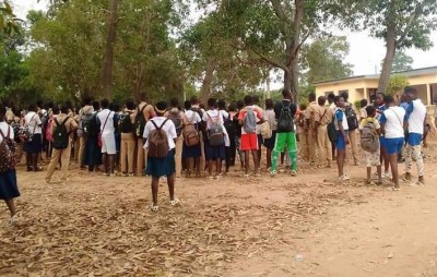 Côte d'Ivoire : Diegonefla, des élèves du lycée municipal manifestent leur colère devant la sous-préfecture